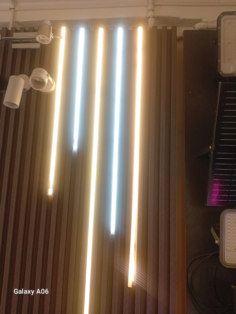 Muro de madera con múltiples tiras led
