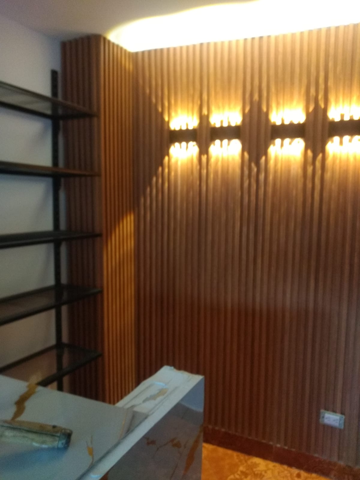 Muro de madera con iluminación en recepción