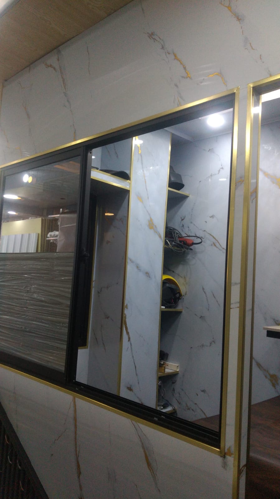 Muro en mármol con espejo dorado