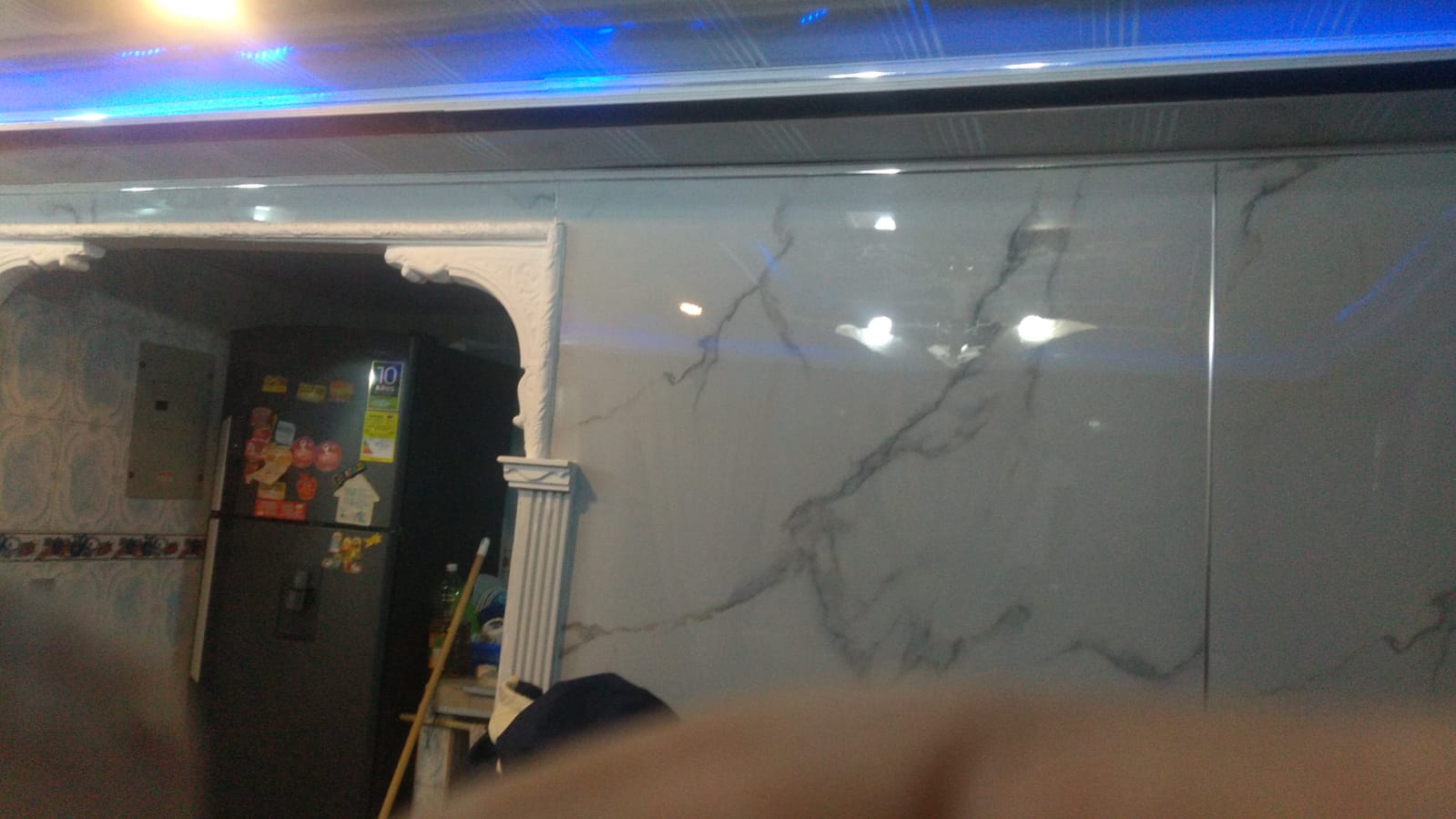 Muro en mármol con espejo