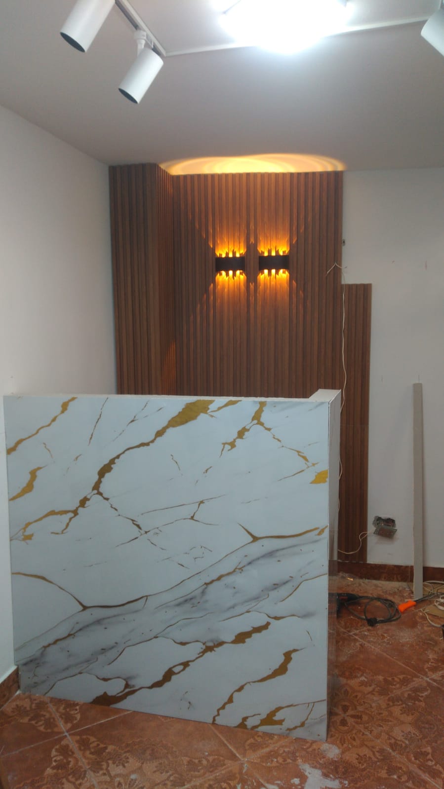 Muro en mármol y madera