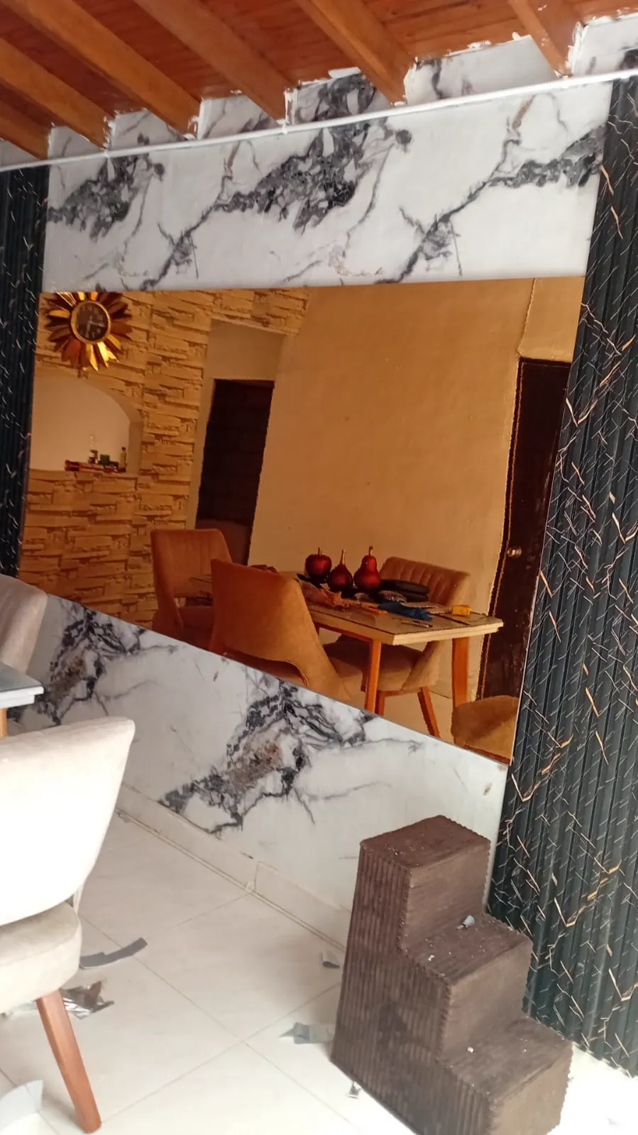 Muro en mármol y madera en comedor