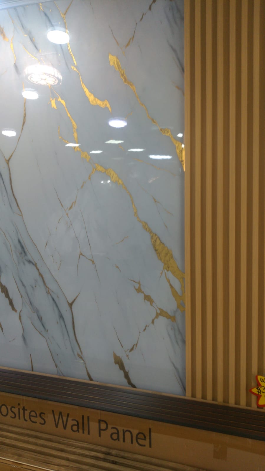 Muro en mármol y madera con detalle dorado