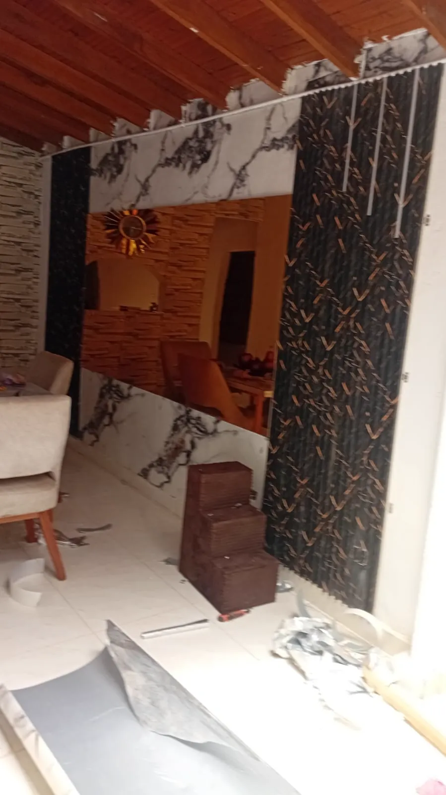 Instalación de muro en mármol y madera en proceso