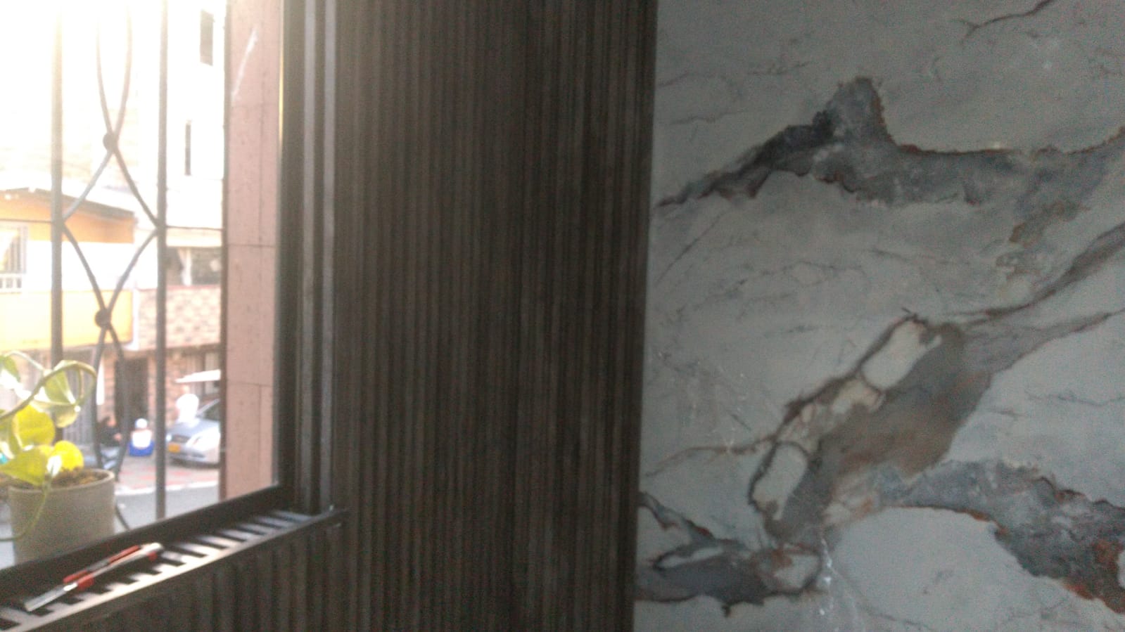 Muro en mármol oscuro