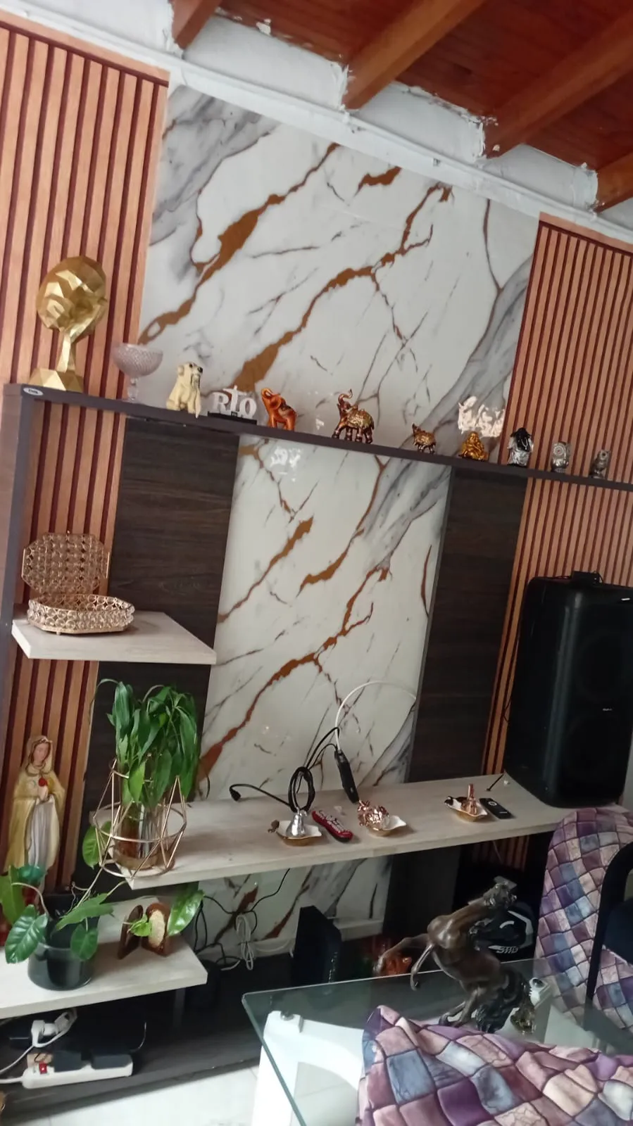 Muro en mármol y madera en sala con decoración