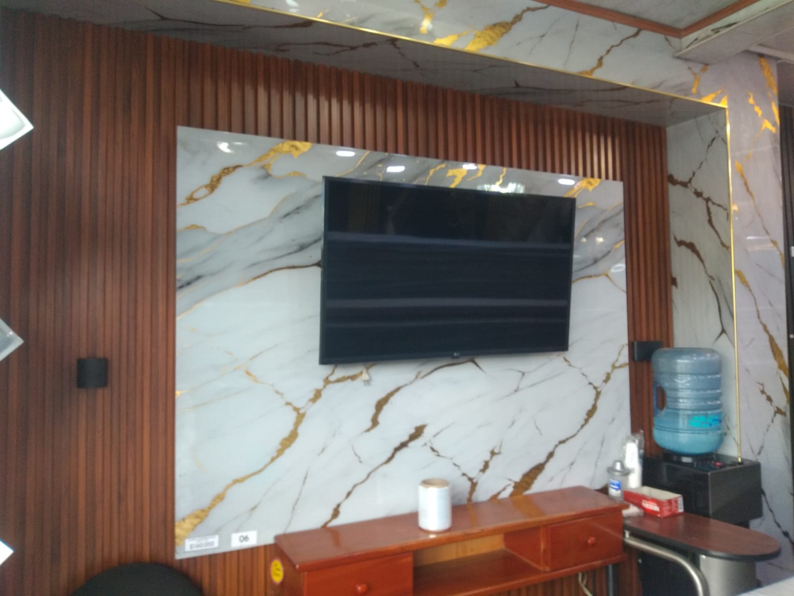 Muro en mármol con TV en oficina