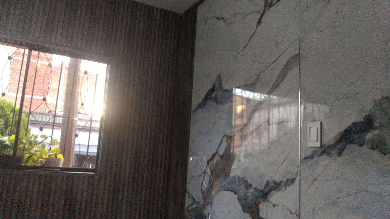 Muro en mármol con ventana