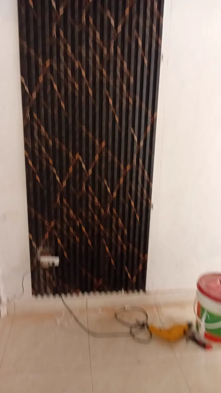 Panel de madera con diseño diagonal en cobre