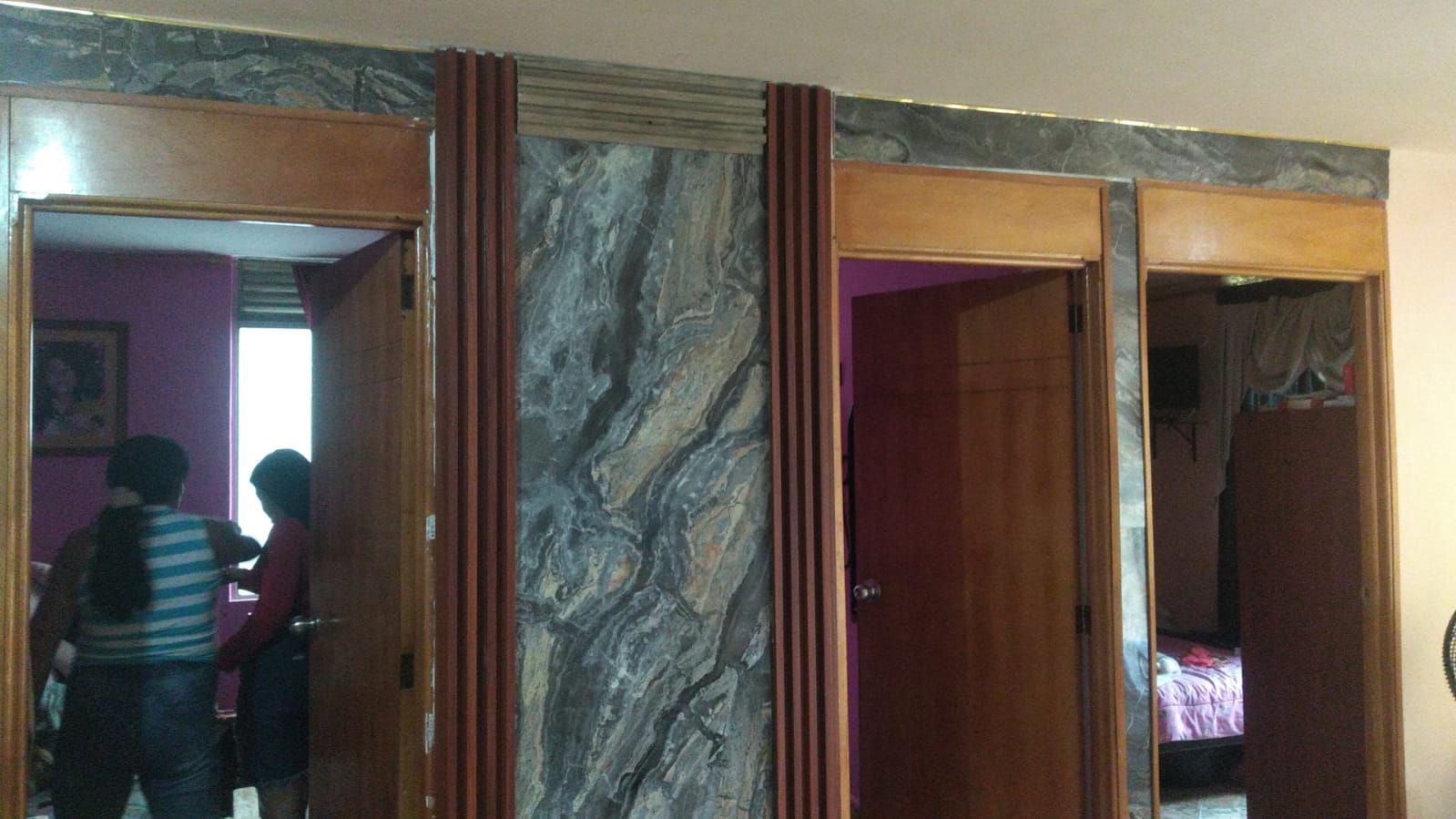 Pasillo en mármol y madera