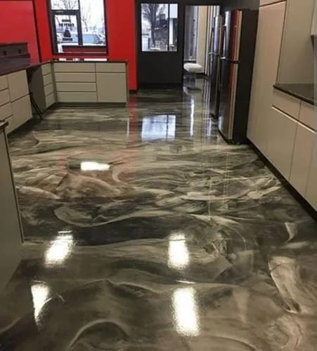 Piso epóxico dorado en local comercial