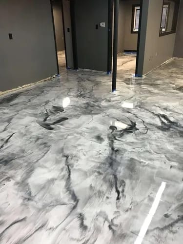 Piso epóxico metálico gris
