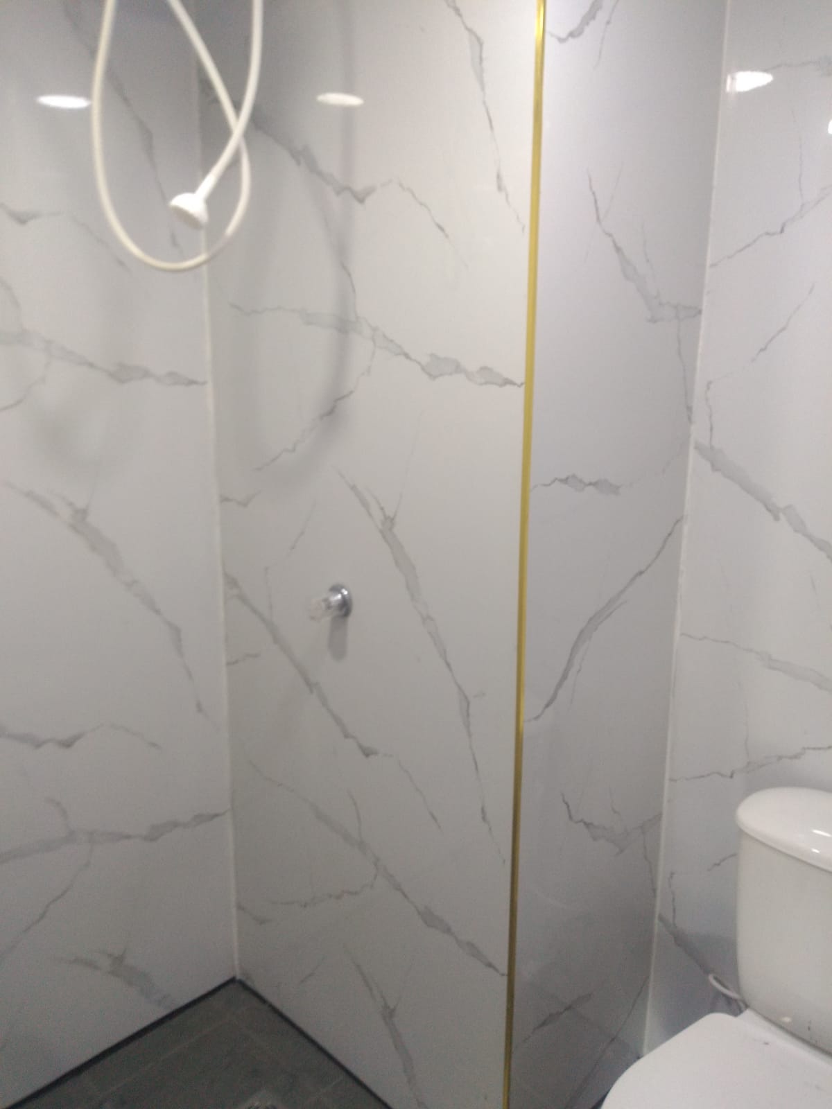 Baño enchapado en mármol