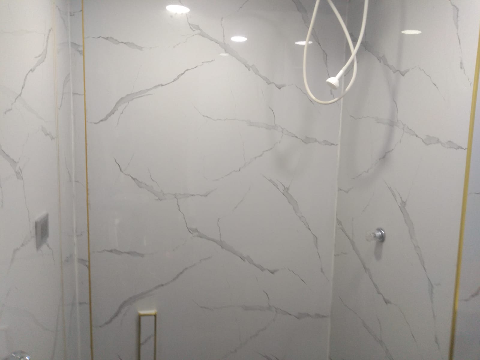 Baño en mármol en proceso