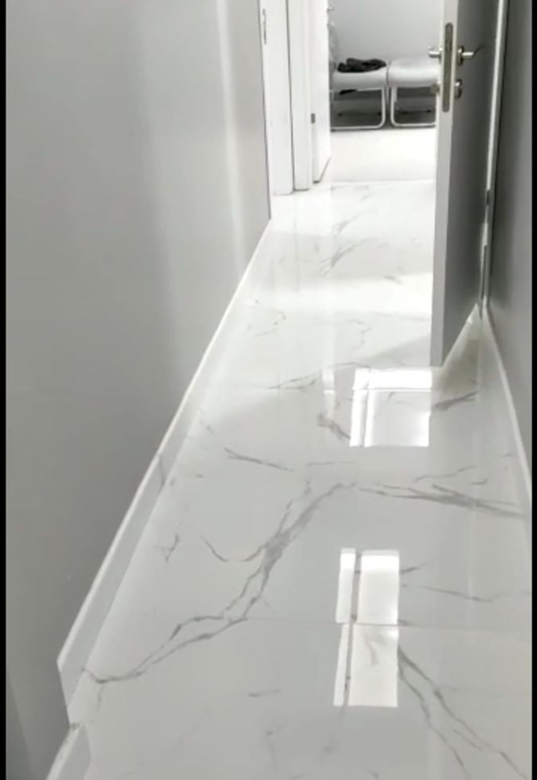 Piso de pasillo en mármol