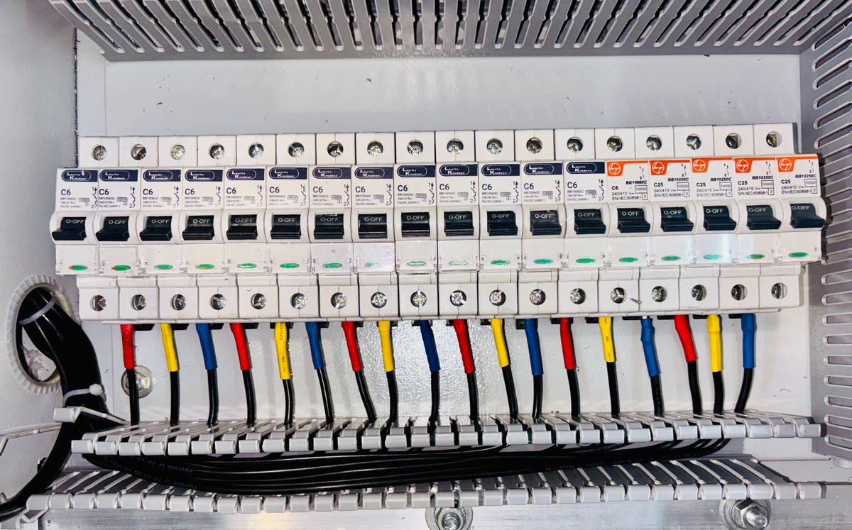 Tablero de circuitos con cableado