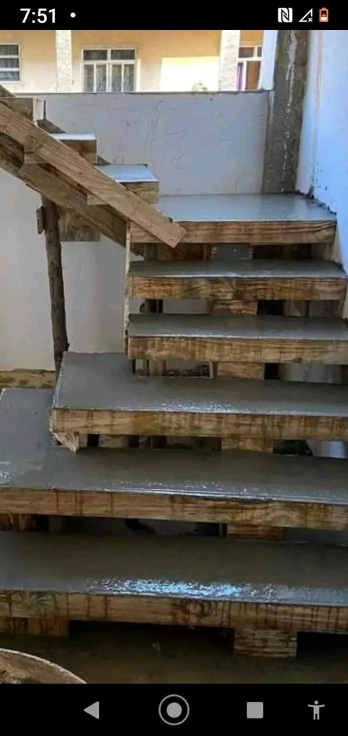 Escalera en concreto con formaleta de madera