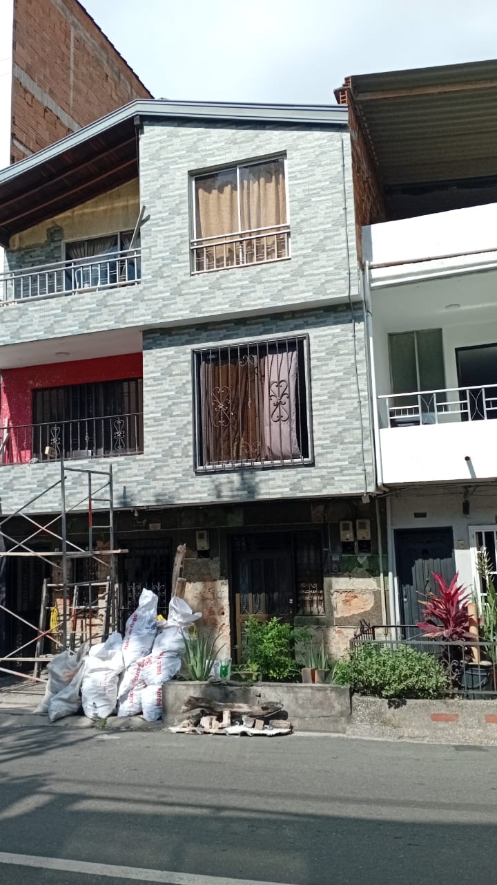 Fachada de vivienda con enchape en piedra