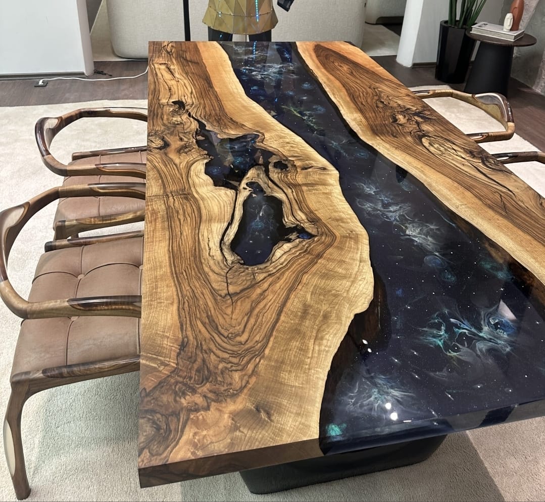 Mesa río en madera y resina azul