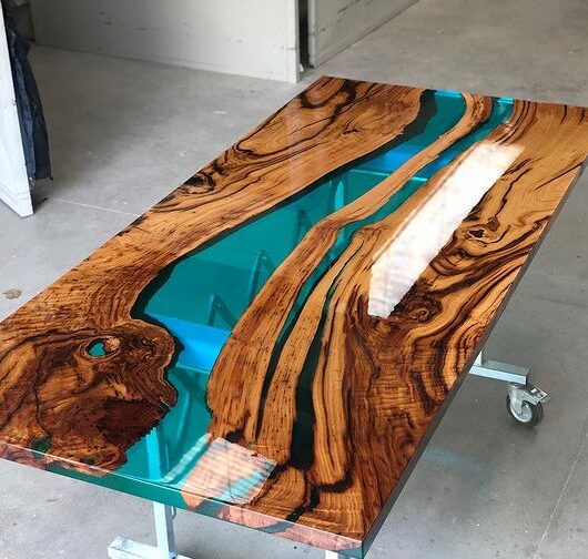 Mesa río en resina turquesa